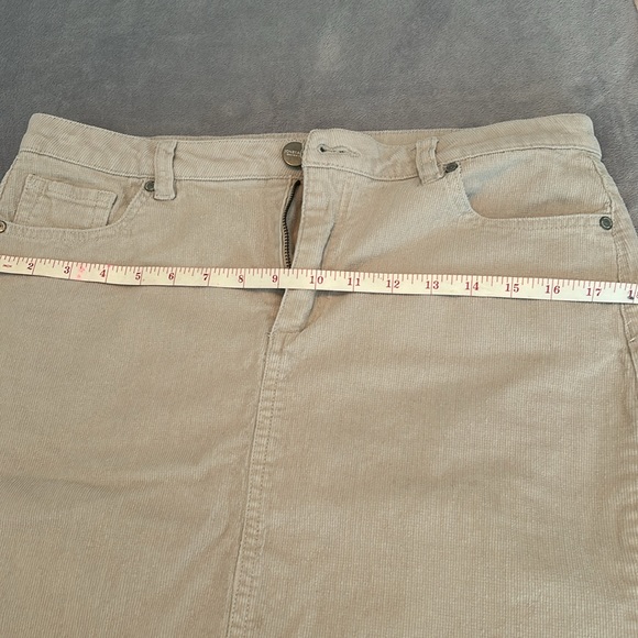 Jones New York corduroy skirt. - Picture 5 of 6